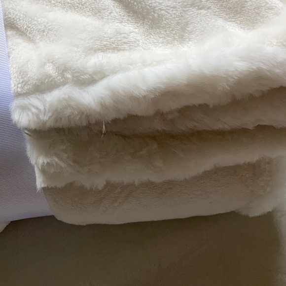 UGG Bedding Ugg Coastline Plush Throw Blanket Poshmark
